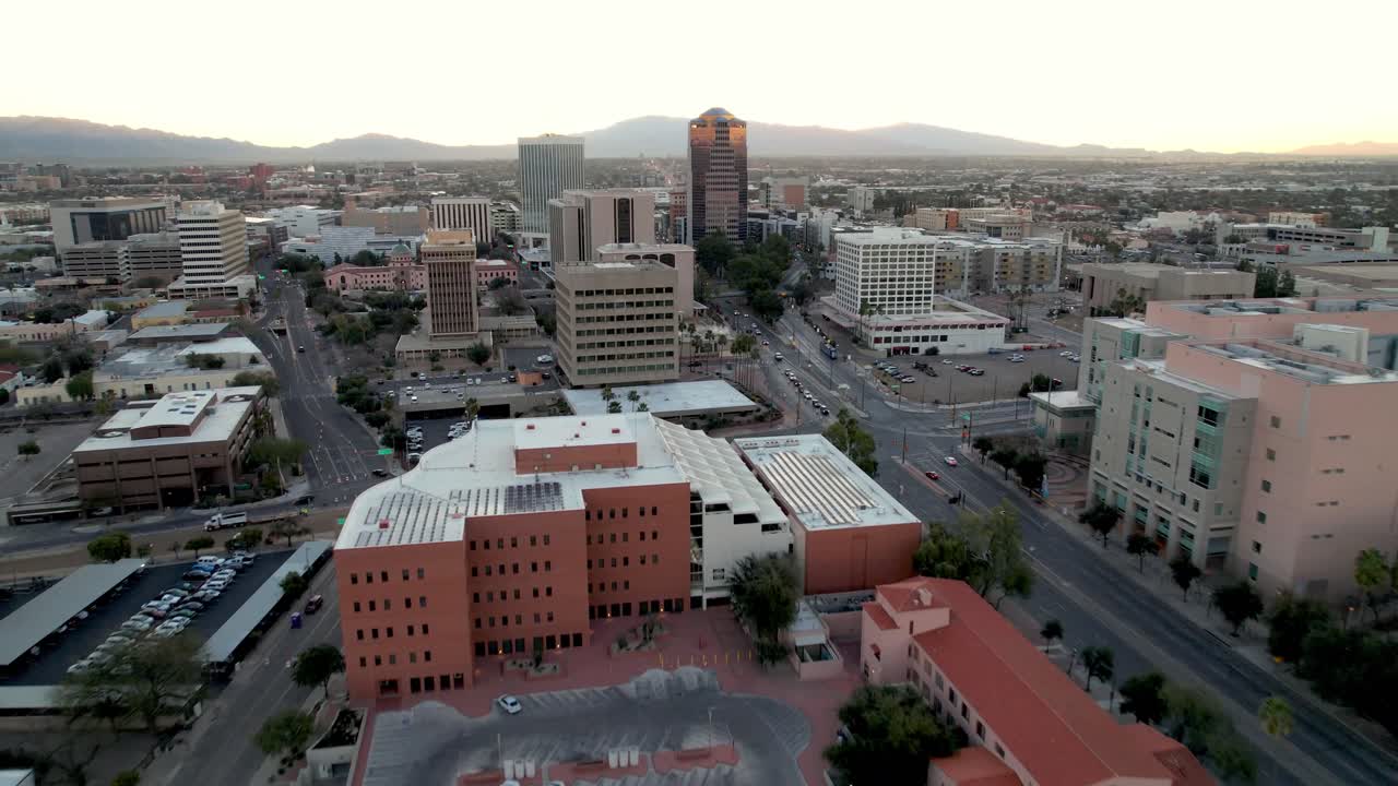 Avvicinamento aereo allo skyline di Tucson, Arizona, all'alba