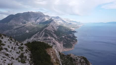 Herrliche-Aussicht-über-Die-Bucht-Von-Vruja-Und-Das-Biokovo-gebirge-In-Kroatien