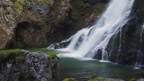 Wunderbarer-Grund-Des-Großen-Gollinger-Wasserfalls-In-Österreich,-Der-Gegen-Felsen-Spritzt