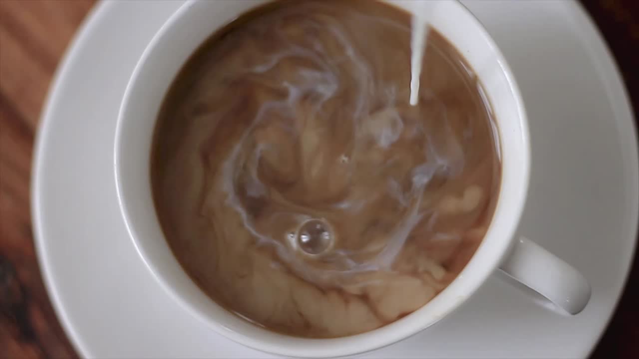 커피 한 잔에 우유를 붓는 스톡 비디오 스톡 푸티지