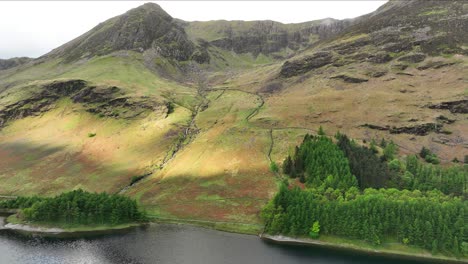 Vista-Aérea-De-Estilo-Alto-Y-Peñasco-Alto-En-El-Lago-Buttermere,-Cumbria,-Reino-Unido