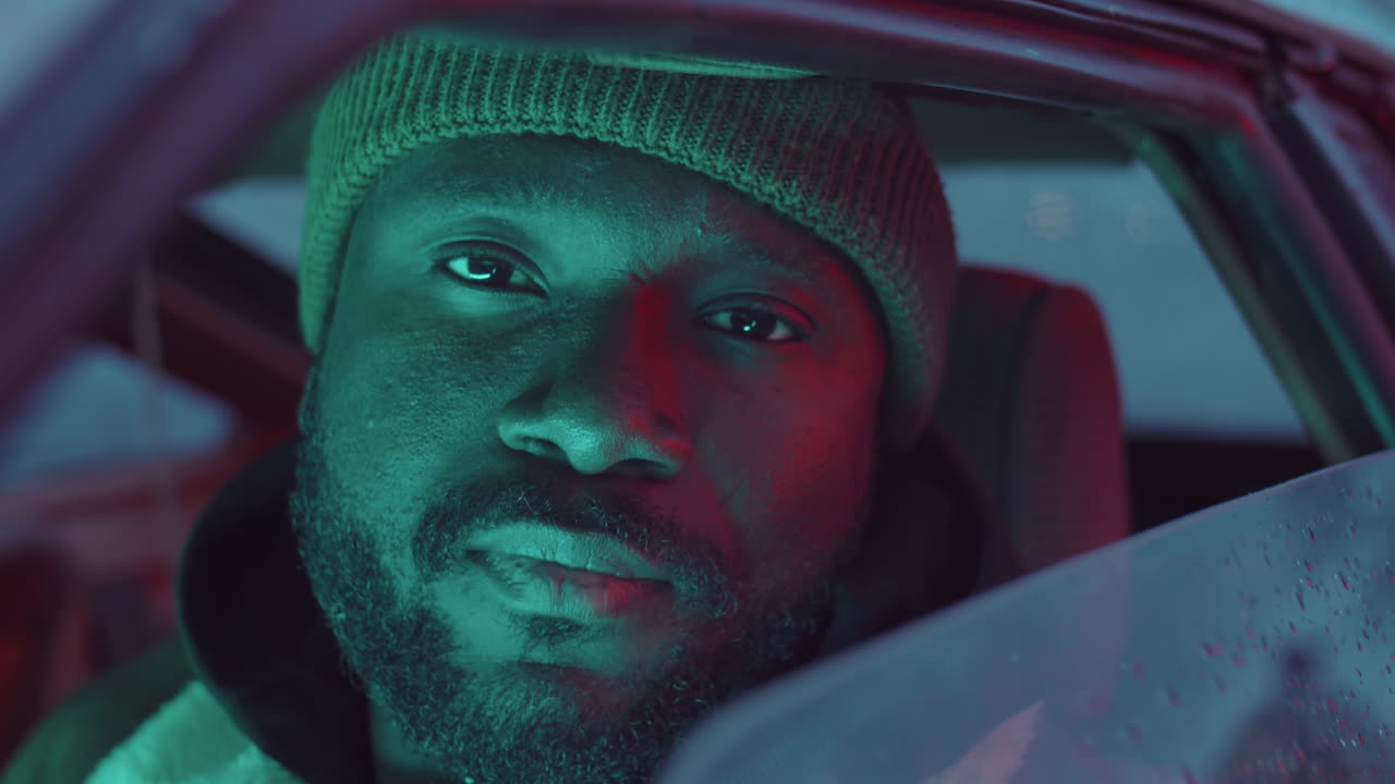 retrato de un hombre afroamericano en un coche