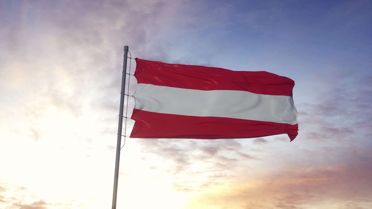 Bandiera austriaca che sventola al vento, sfondo cielo drammatico. 4K.