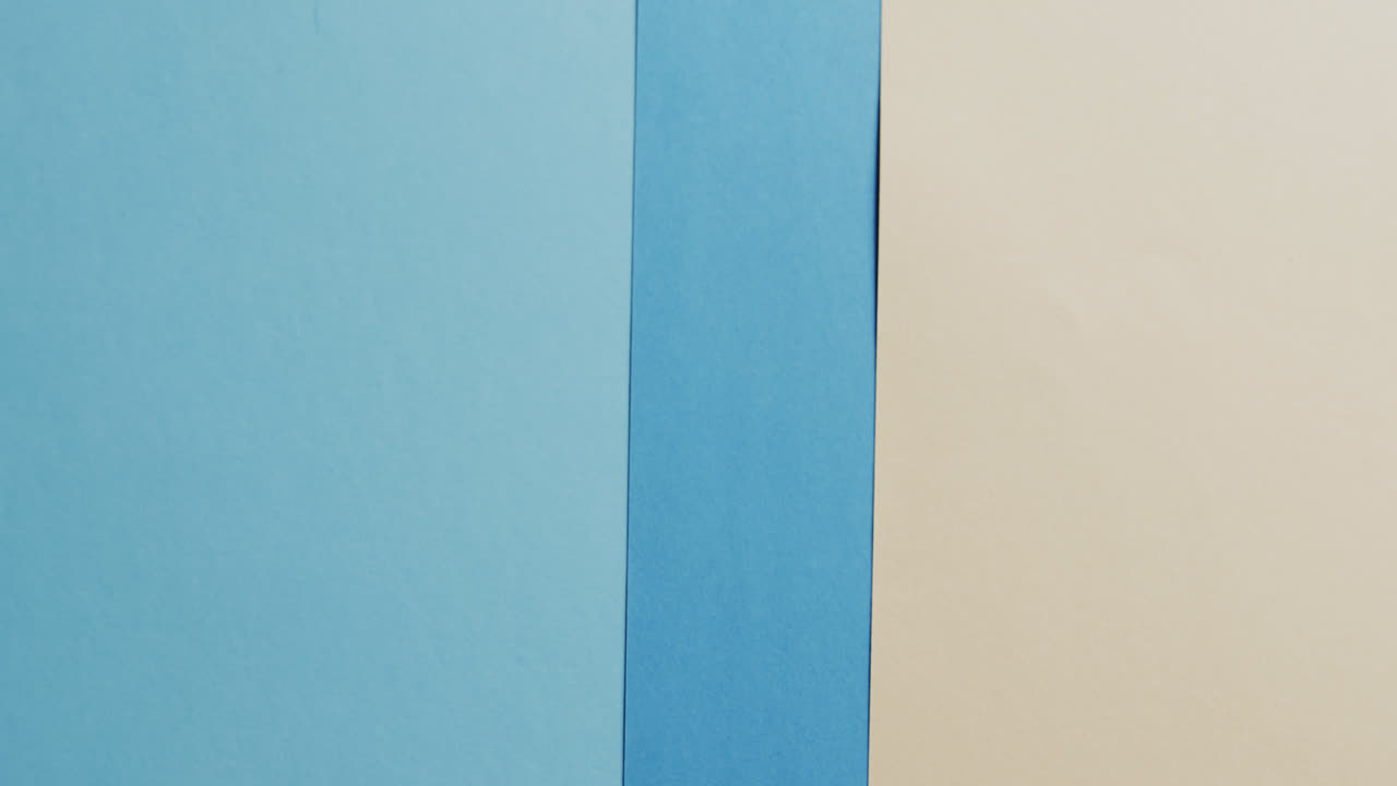 슬로우 모션으로 복사 공간을 가진 빈 카드와 파란 카드의 클로즈업