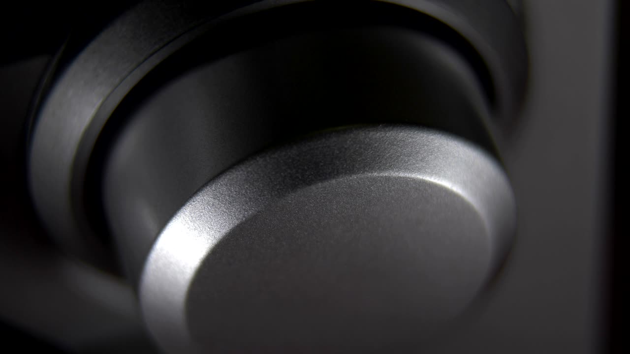 aumentando el volumen con el botón de audio de metal, girar a la derecha, control de volumen