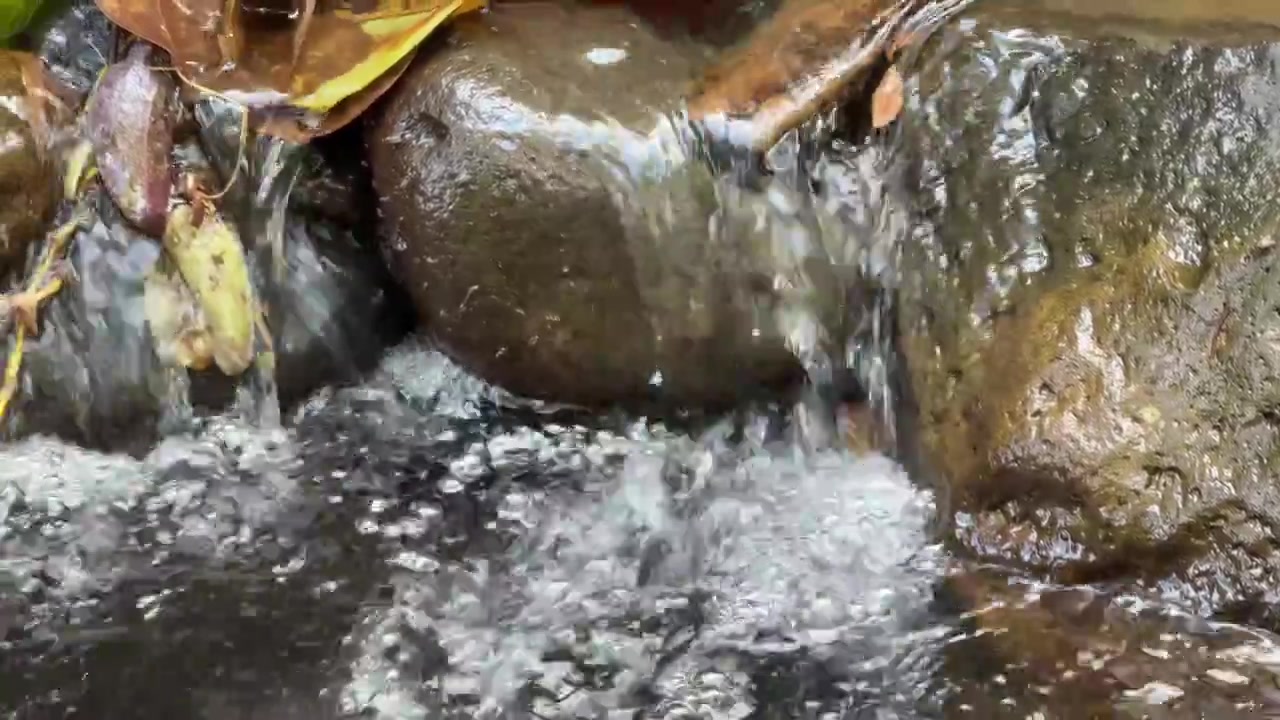 Acqua limpida che scorre sulle rocce lisce del fiume
