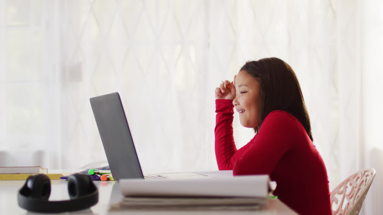 온라인 수업을 하는 행복한 두 인종 소녀의 비디오