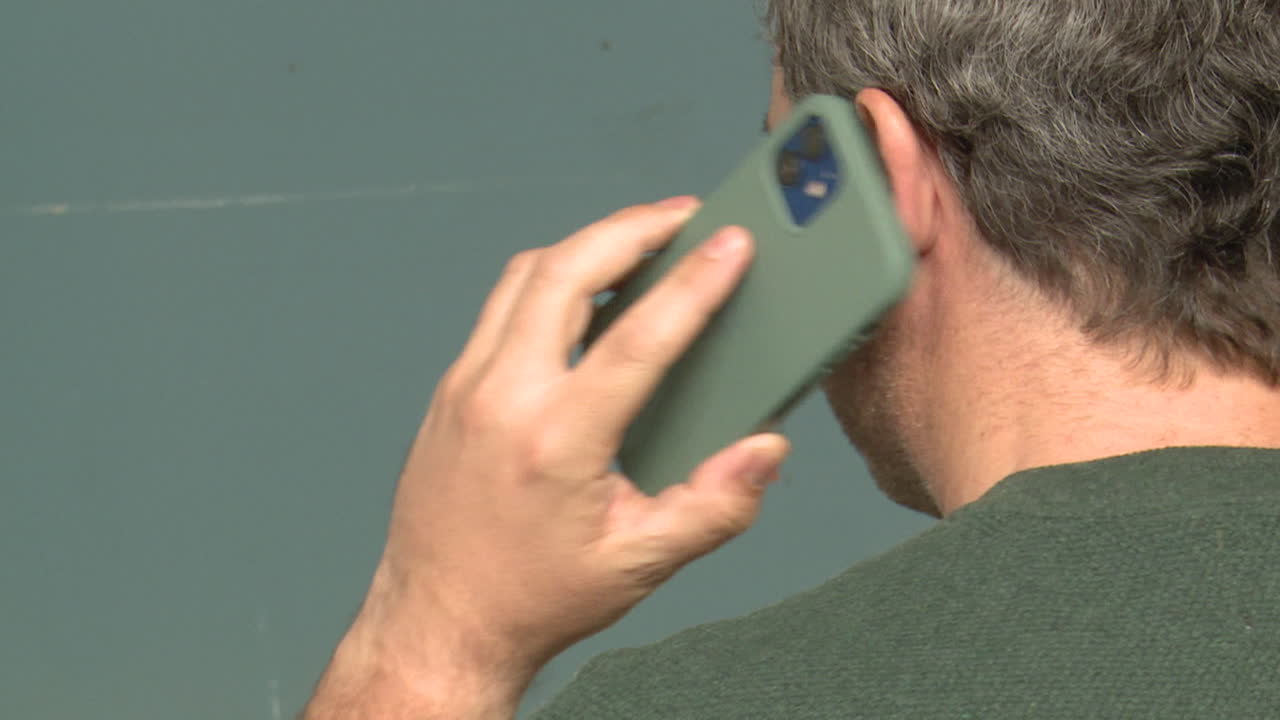 전화로 얘기하는 남자