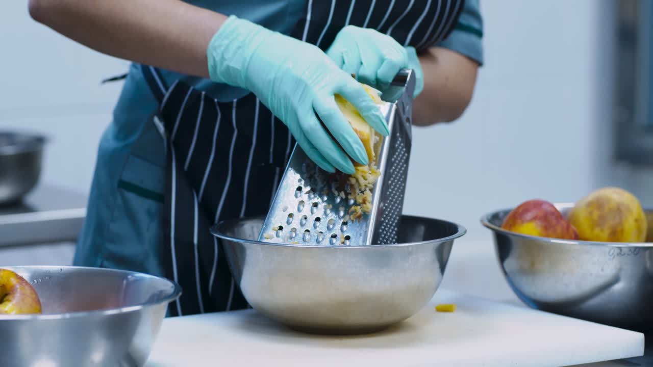 Chef che grattugia mele