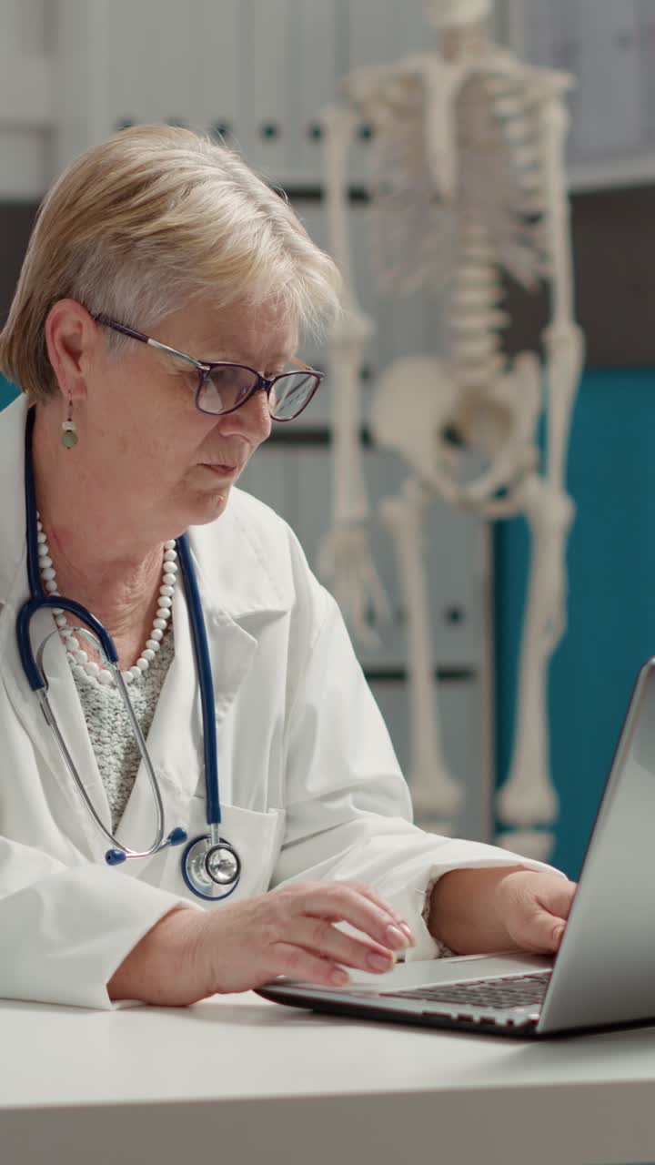 médico trabajando en la computadora portátil