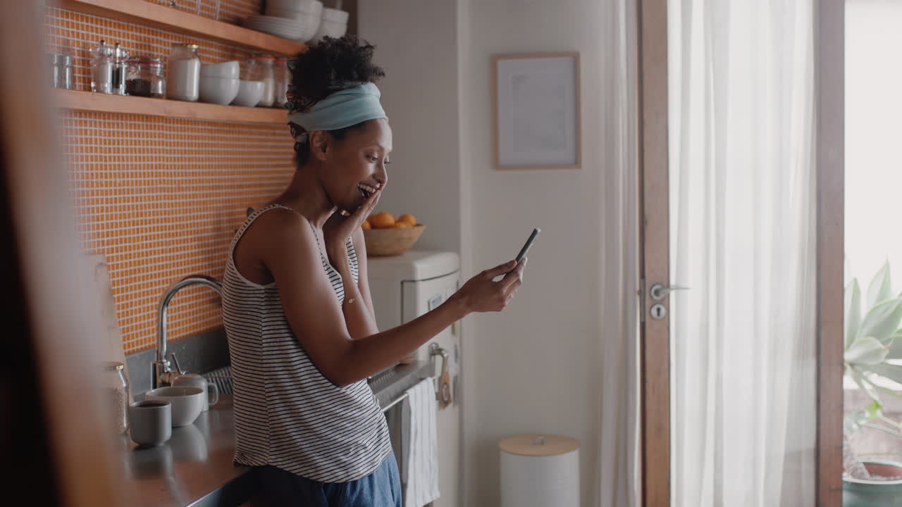 mujer feliz teniendo video chat usando smartphone en casa hablando con un amigo disfrutando de la conversación compartiendo estilo de vida en el teléfono móvil
