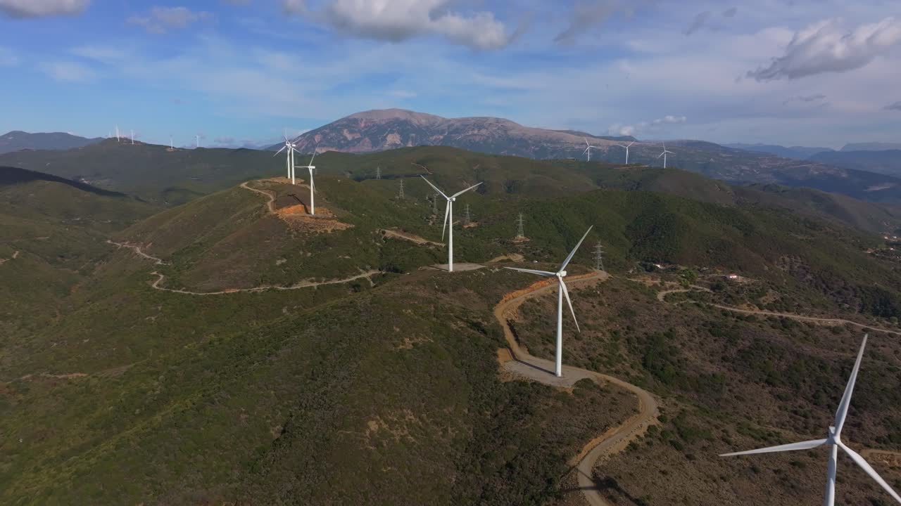 Toma aérea de elegantes aerogeneradores en un paisaje abierto, Grecia