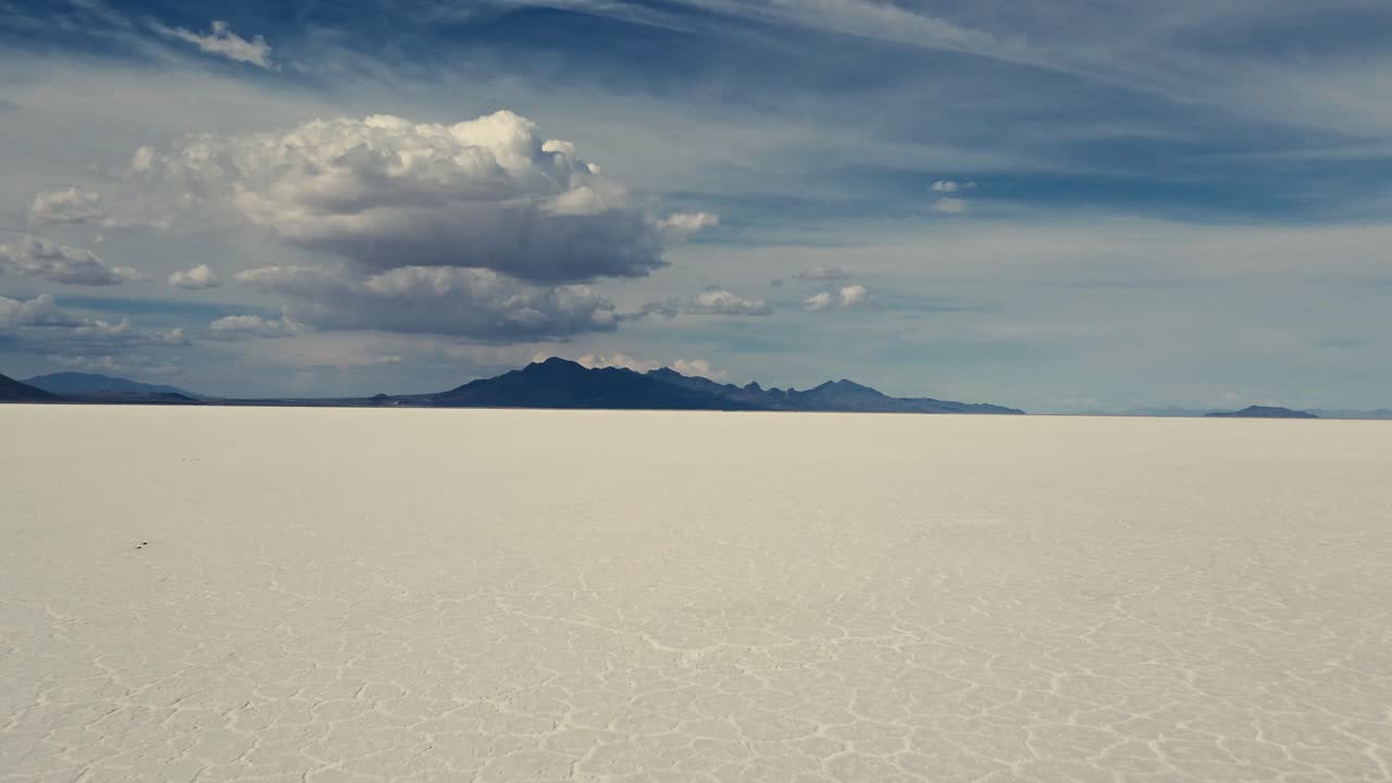 vista aérea cerca del suelo de las llanuras de sal de bonneville y el paisaje montañoso en un día soleado