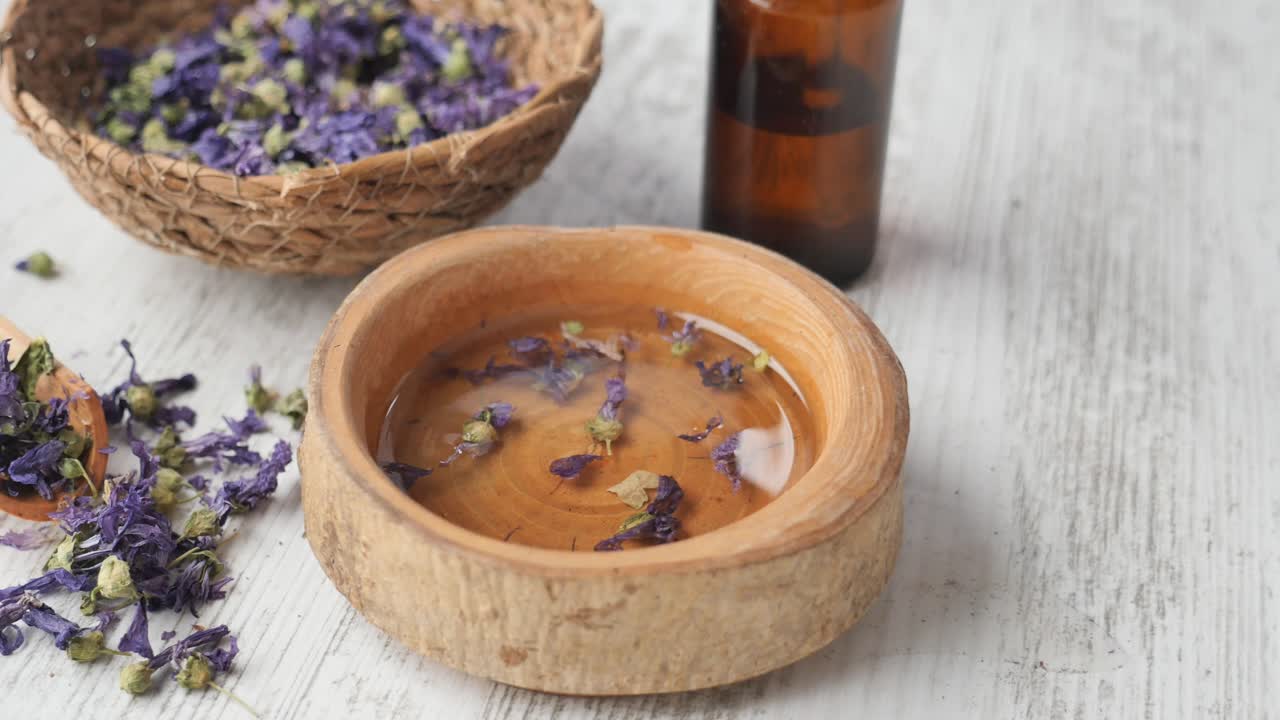 infusión de hierbas y preparación de aceites esenciales