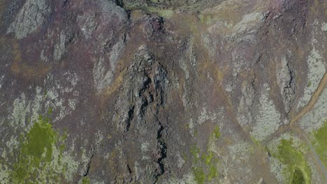 toma aérea inclinada hacia arriba del antiguo cráter volcánico llamado stora eldborg en la península de reykjanes, islandia
