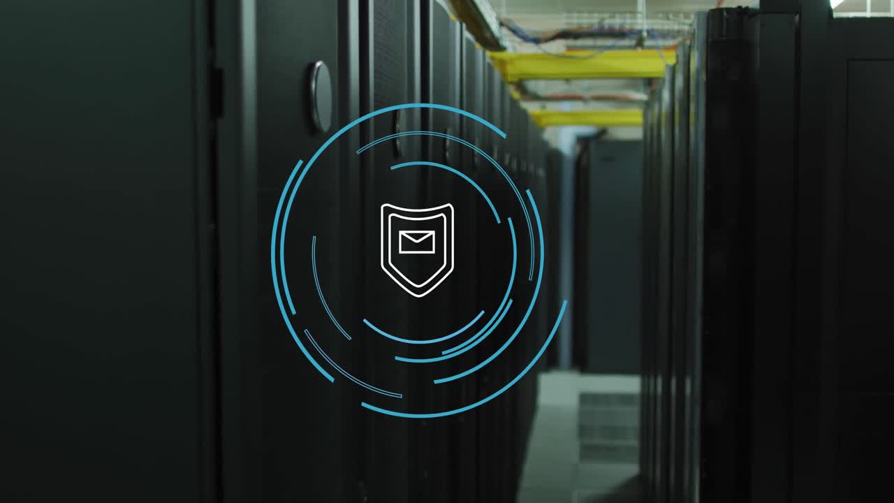 animación del escudo con icono de sobre y círculos sobre la sala del servidor.