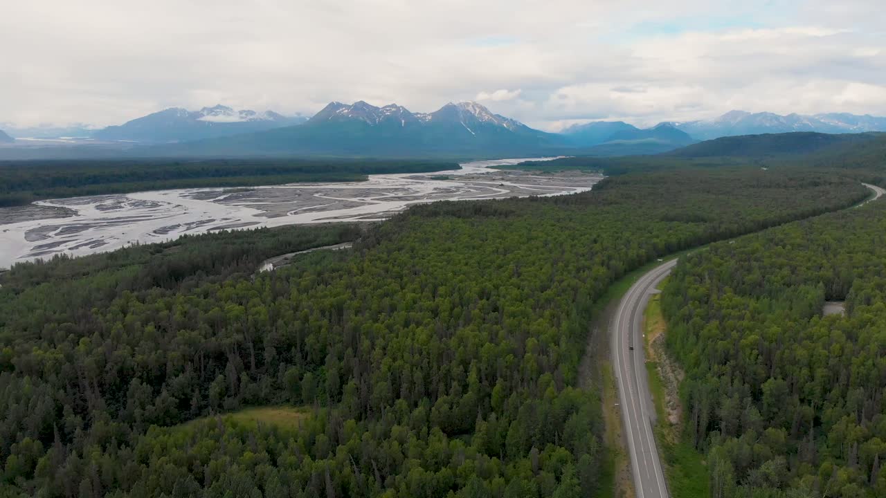video de drones de 4k del bosque boreal a lo largo del río chulitna cerca del parque estatal denali en alaska