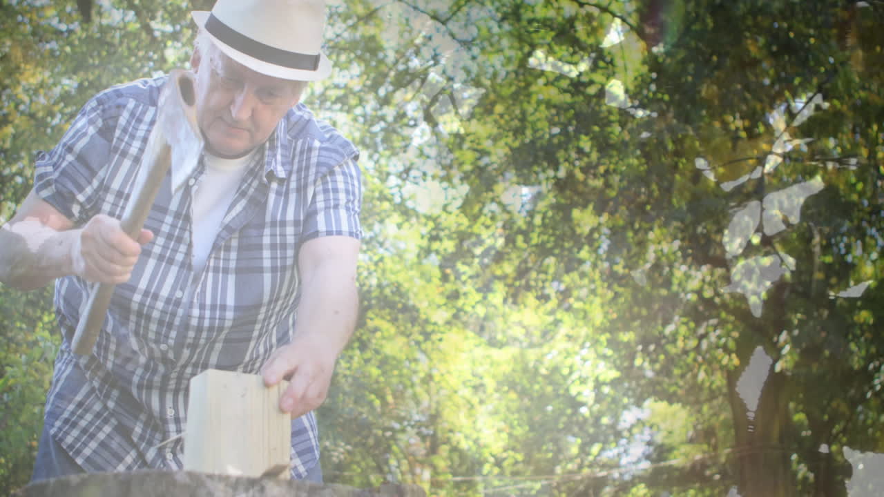 나무에 잎의 복합 비디오 백인 고위 남자가 나무의 로그를 잘라