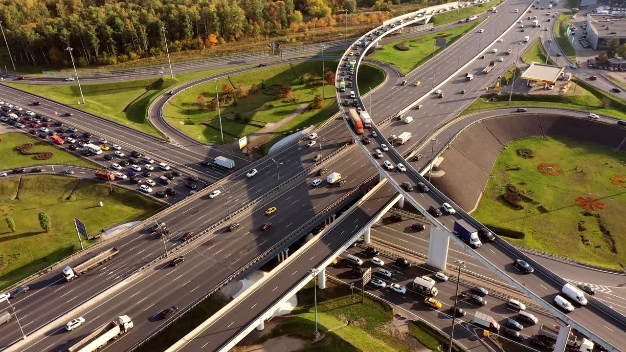 모스크바의 고속도로 교차로 교통 경로의 공중 뷰.