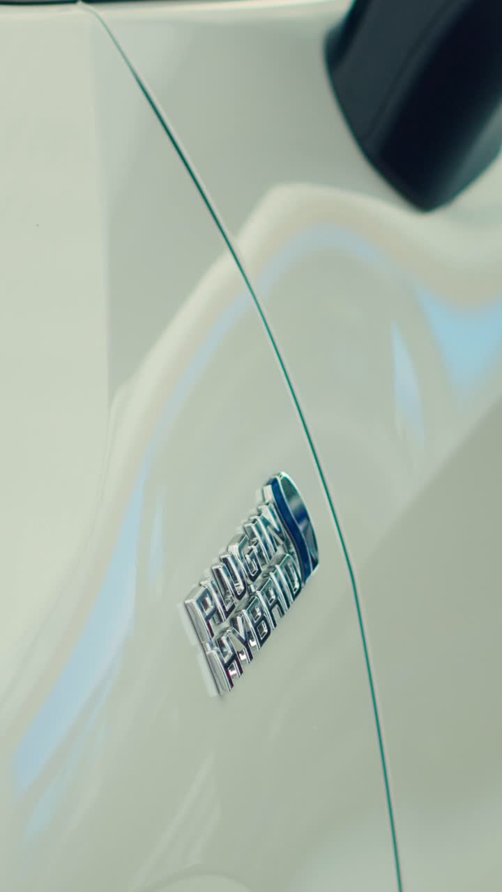 Detaljbilde av plug-in hybrid-emblem på moderne hvit bil