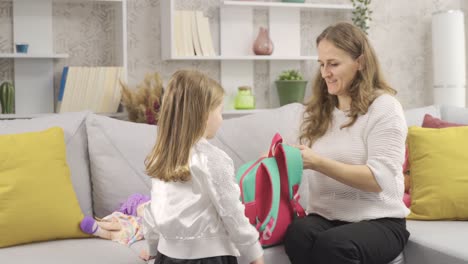 Mama-Packt-Die-Schultasche-Ihrer-Kleinen-Tochter.