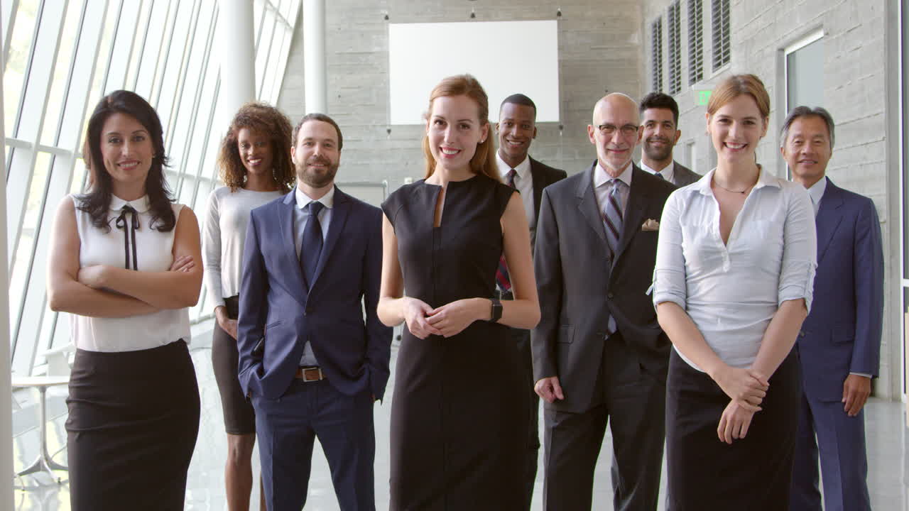 equipo de negocios multicultural en la oficina filmado en r3d