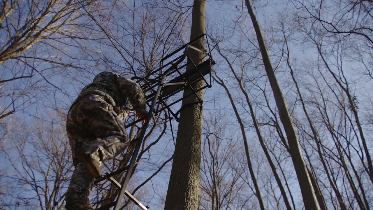 cazador baja del árbol durante la temporada de caza