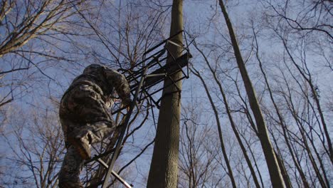 Jäger-Klettert-Während-Der-Jagdsaison-Baumbestand-Hinunter