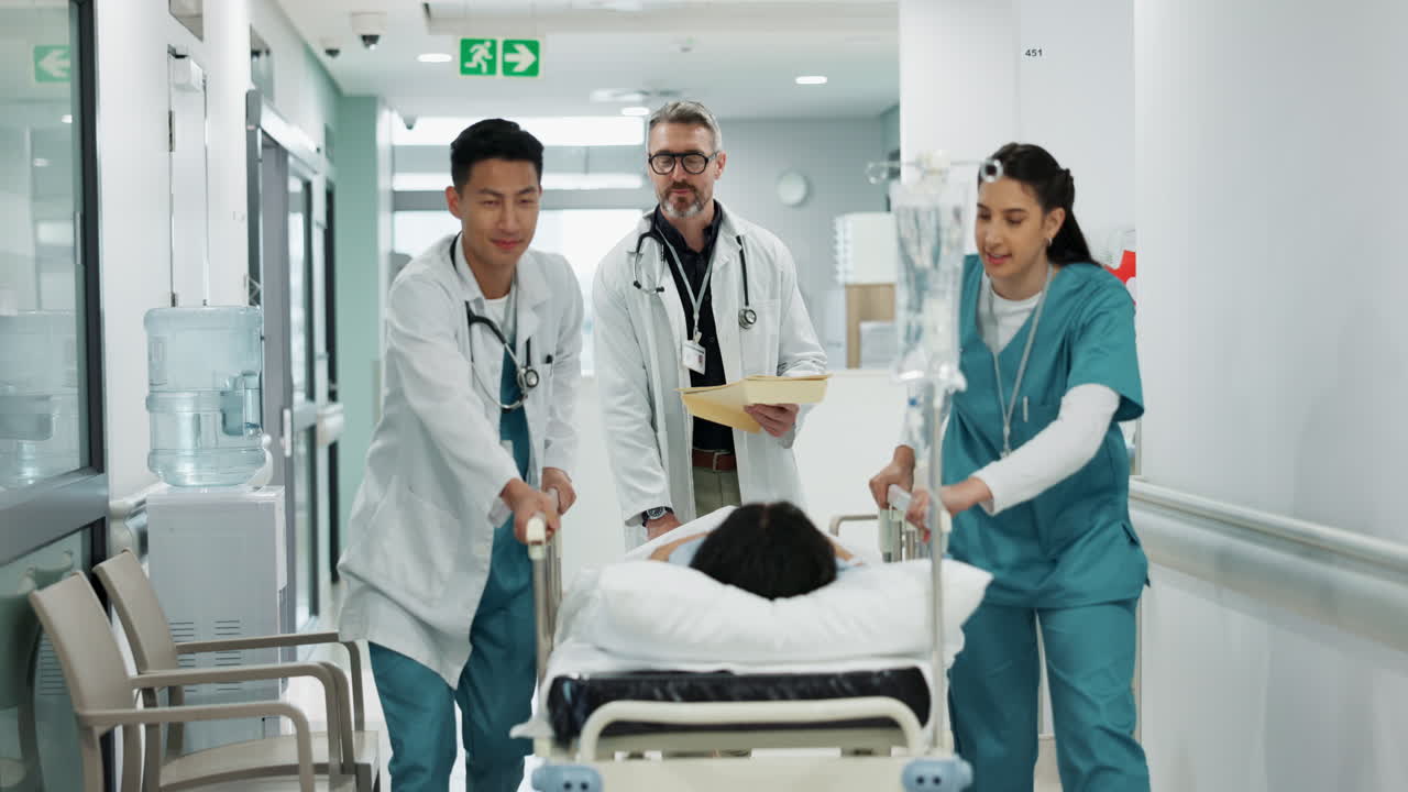 Medici, paziente in letto d'ospedale e persone che camminano