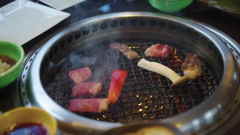 일본어 와기우가 놓여있는 것처럼 그릴에 불꽃, 가까운