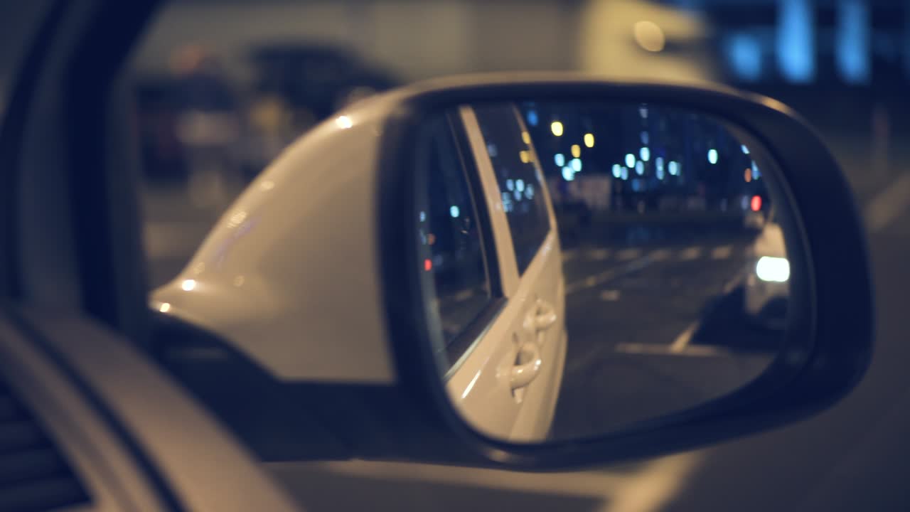 차량의 움직임이  거울에 반사되는 모습