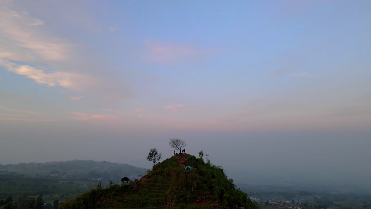 해가 지고 해가 뜨는 산 꼭대기 에 서 있는 사람 들 의 공중  ⁇ 도 사진