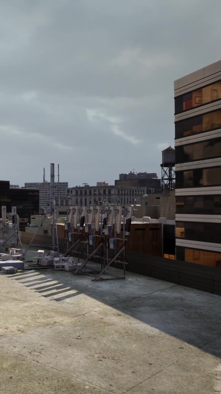 Vista di un tetto urbano con prese d'aria ed edifici sotto un cielo nuvoloso