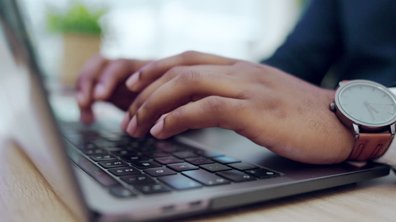 Portatile, mani che digitano e lavorano in ufficio