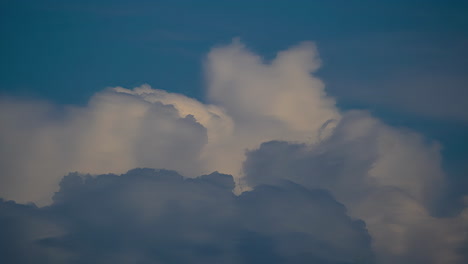 Wogende-Wolken---Nur-Himmel,-Wolkenlandschaft,-Zeitraffer,-Lange-Verschlusszeit