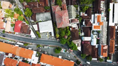 Maravilloso-Dron-De-La-Ciudad-De-Denpasar-Con-Casas-Y-Imágenes-De-Campos-De-Arroz-En-Bali