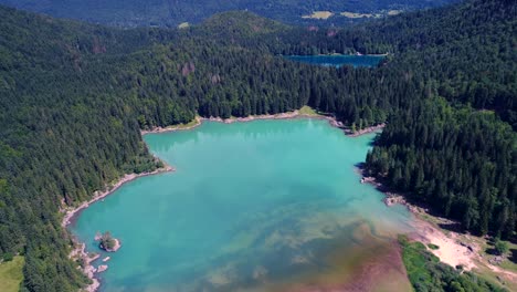 lago de fusine superior, alpes italianos. vuelos aéreos de aviones no tripulados.