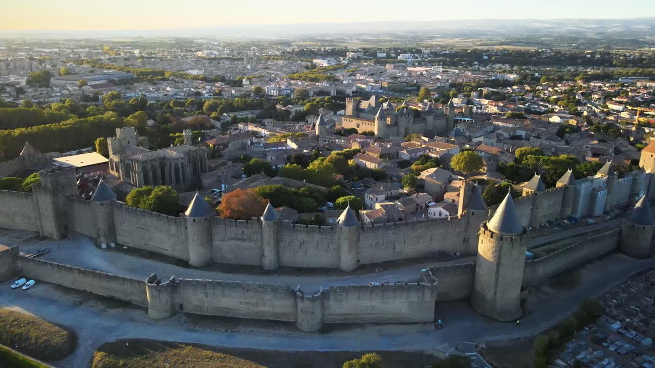 프랑스 의 아름다운 카르카손 중세 요새 를 드러내는 천천히 상승 하는 공중 촬영