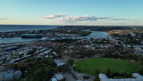 Zona-Del-Puerto-De-Fremantle-Y-Puente-Al-Atardecer,-Australia-Occidental