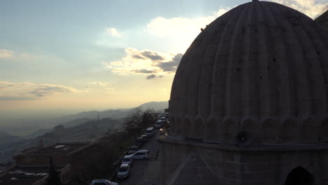 As-the-camera-pans-from-the-Ulu-Mosque-to-the-Zinciriye-Madrasa,-we-see-a-magnificent-view-of-Mardin-and-Mesopotamia