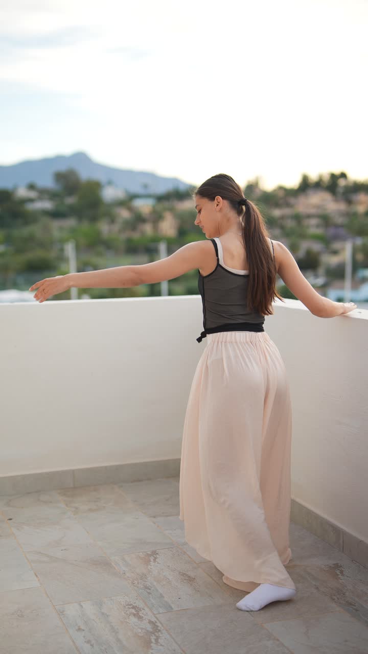 발코니 에 있는 발레 댄서