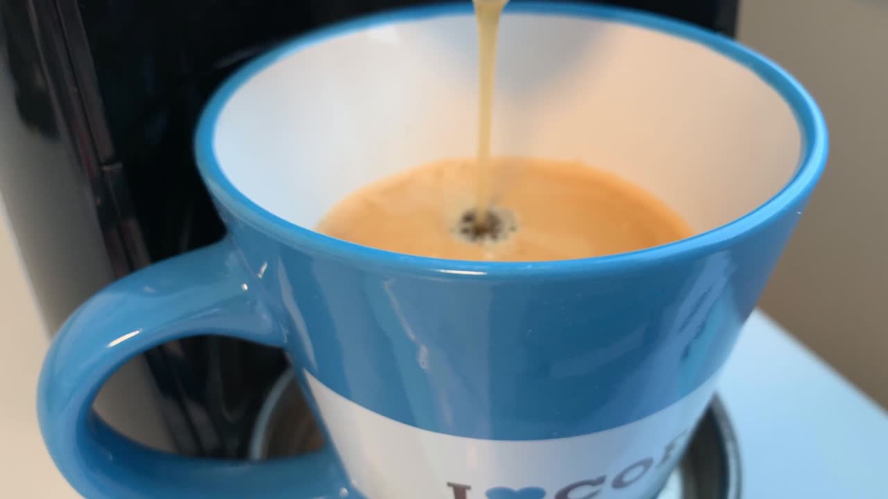 커피 머신에서 커피를 꺼내