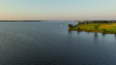 Barcos-Sentados-En-La-Superficie-Del-Lago-Por-La-Noche.