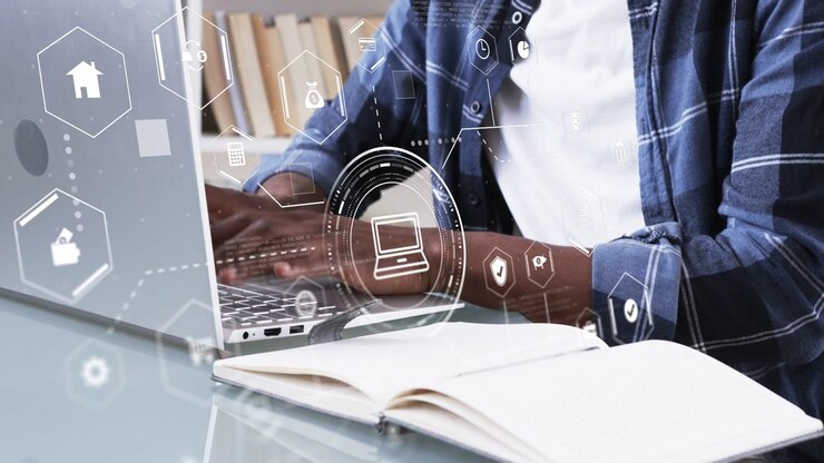 Uomo che preme tasti e digita sul laptop, attivando esagoni HUD e dati circolari per lavoro tecnologico.