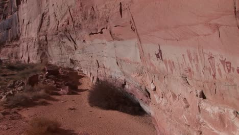 panright lentamente a través de la cara de un acantilado de cañón remoto con pictografías de indios americanos