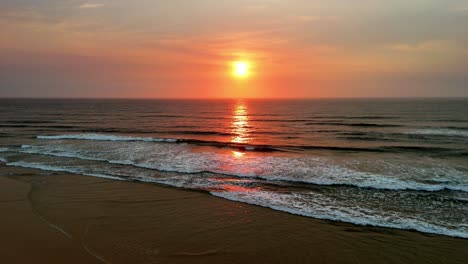 Cautivadora-Puesta-De-Sol-Sobre-Las-Serenas-Olas-Del-Océano:-Una-Tranquila-Exhibición-De-Tonos-Cálidos-Y-Mareas-Suaves