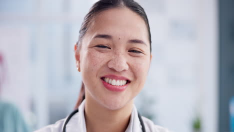Glückliches,-Asiatisches-Gesicht-Und-Arzt-Mit-Stolz
