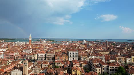 Ciudad-Turística-De-Venecia-Con-Un-Arco-Iris-Sobre-El-Mar-Adriático-En-Segundo-Plano