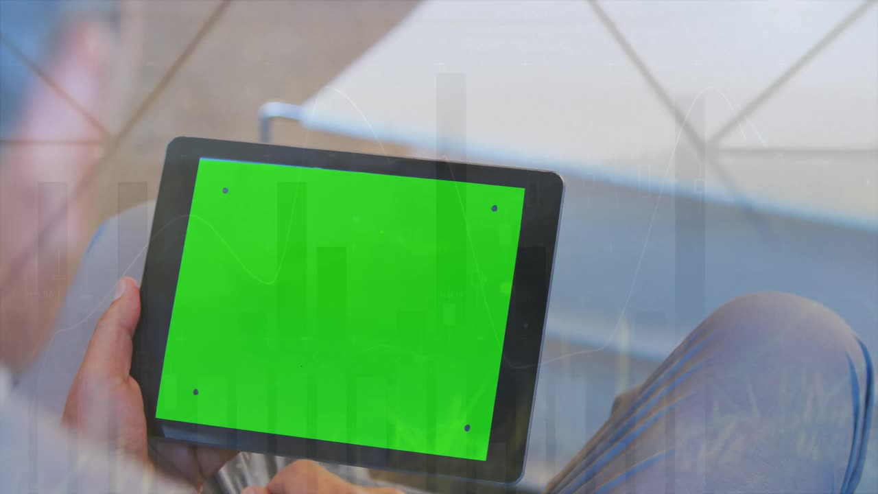카우카스인 남자의 손 위의 그래프의 애니메이션은 복사 공간을 가진 태블릿을 사용합니다.