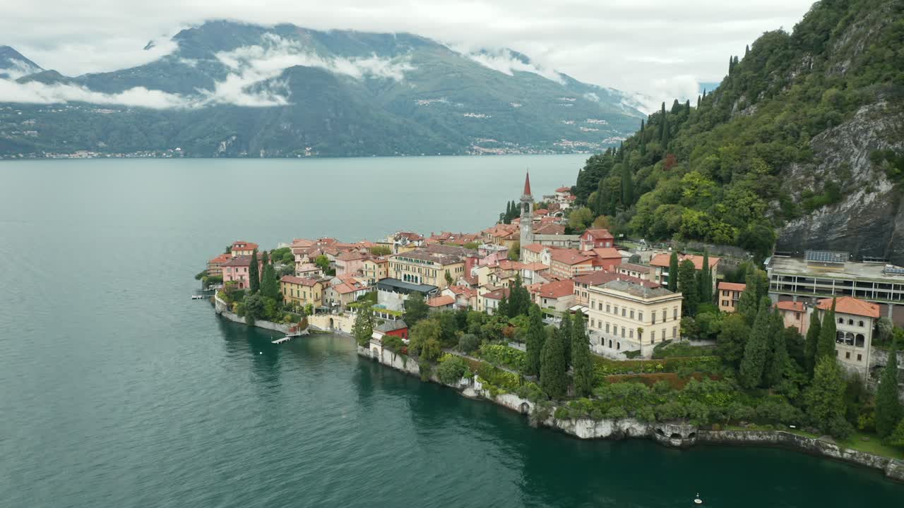 aerial: varenna es una comuna en el lago como en la provincia de lecco en la región italiana de lombardía